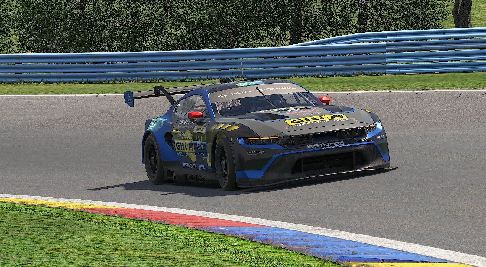 GT3 Fahrzeug über die Randsteine