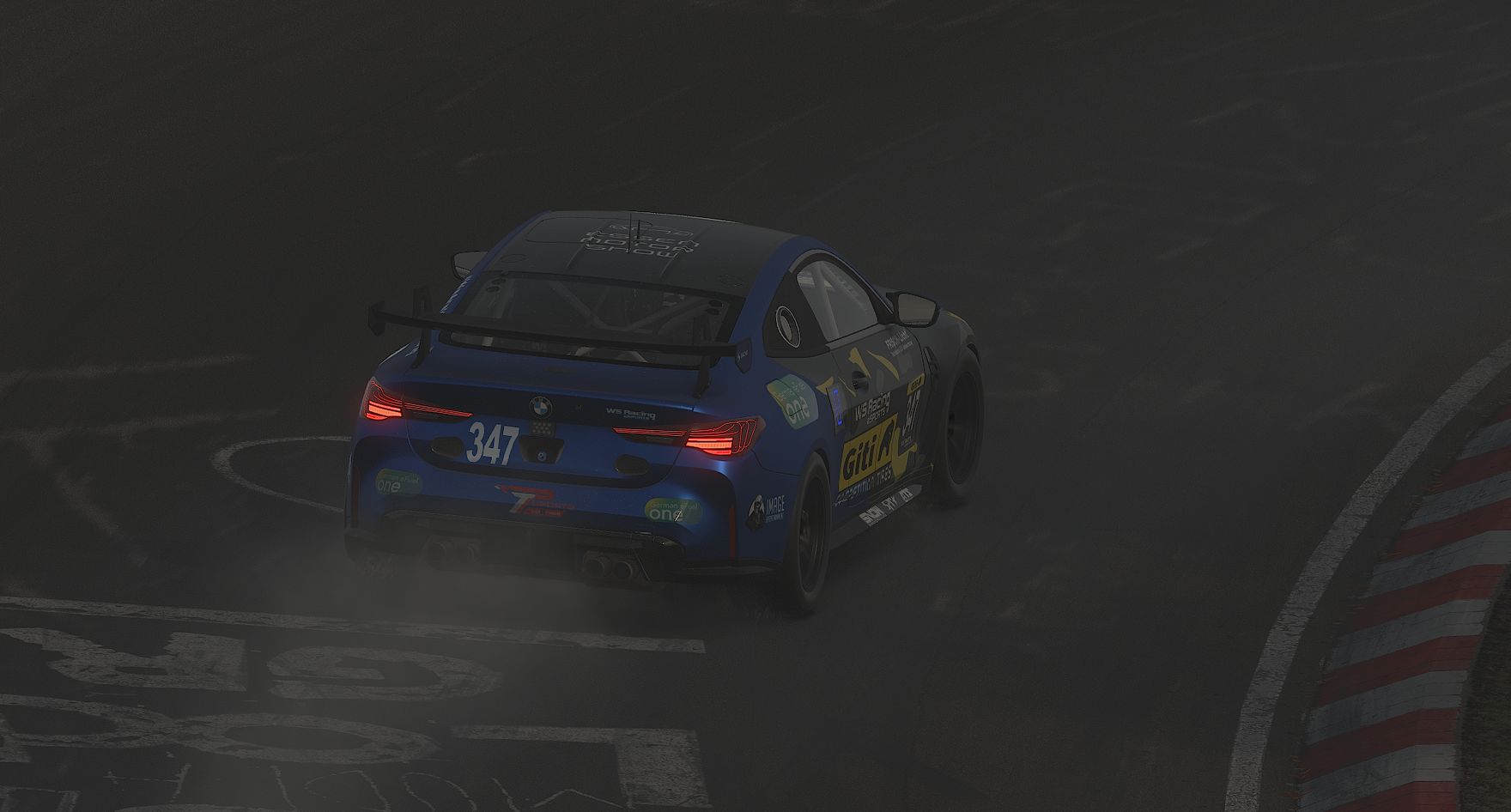 GT3 Fahrzeug bei Regenrennen mit Gischt